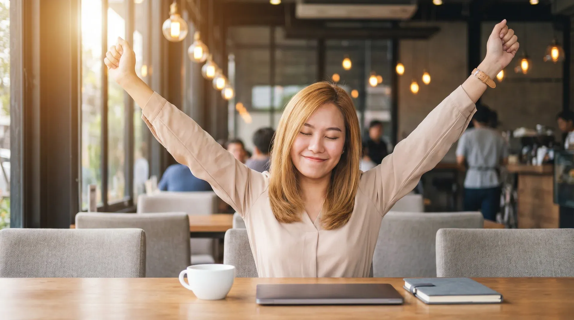 Person sitting peacefully outdoors without a phone enjoying nature during a digital detox